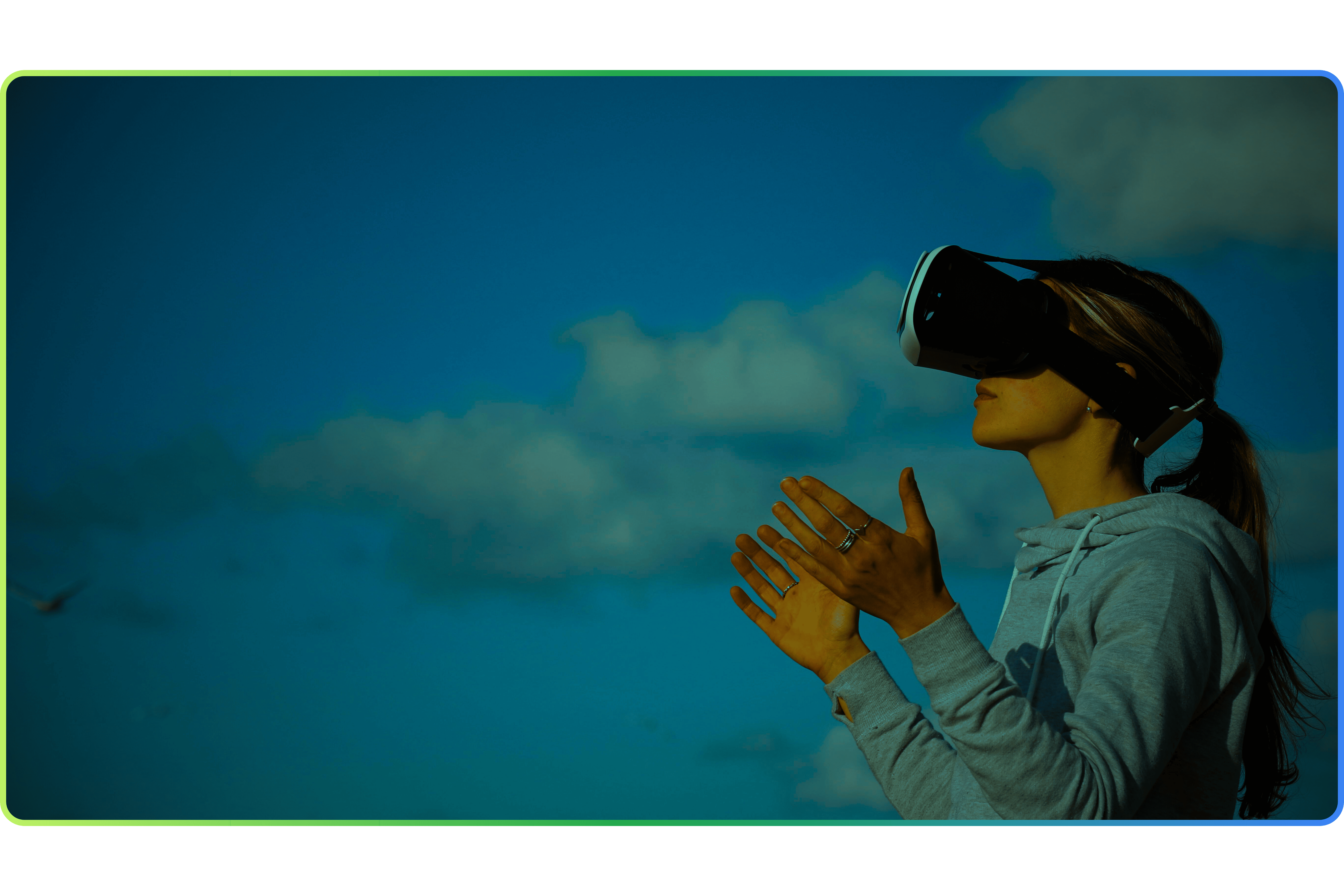 Neue Welt: Online Wahl. Die Person schaut mit VR in den Himmel.