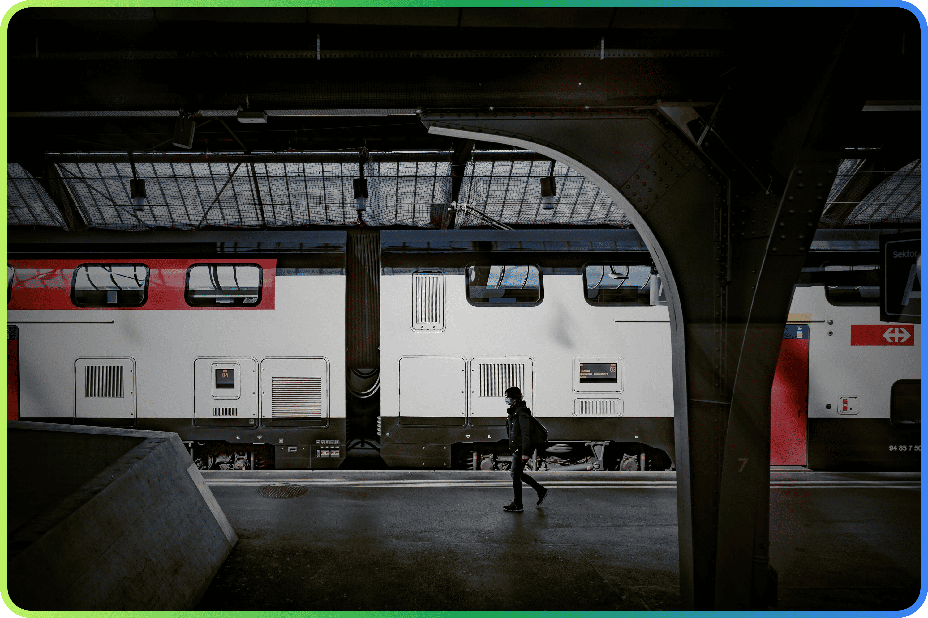 Zug im Bahnhof mit SBB Logo, davor läuft eine Person. Auch die SBB nutzt NemoVote zur Abstimmung bei FTE.